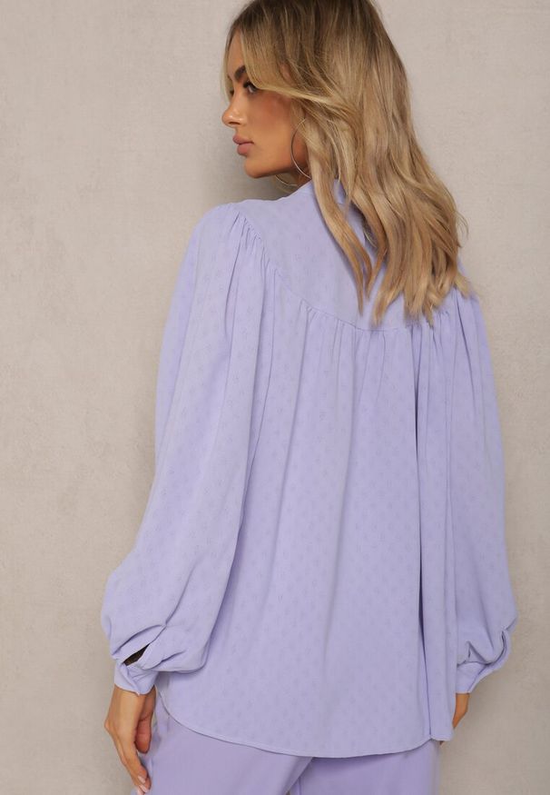 Renee - Fioletowa Koszula ze Stójką Inspirowana Stylem Retro Bubiana. Typ kołnierza: kołnierzyk stójkowy. Kolor: fioletowy. Styl: retro