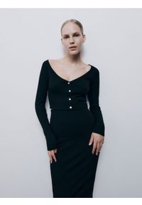 Reserved - Crop top z prążkowanej dzianiny - czarny. Kolor: czarny. Materiał: dzianina, prążkowany. Długość: krótkie. Wzór: prążki #1