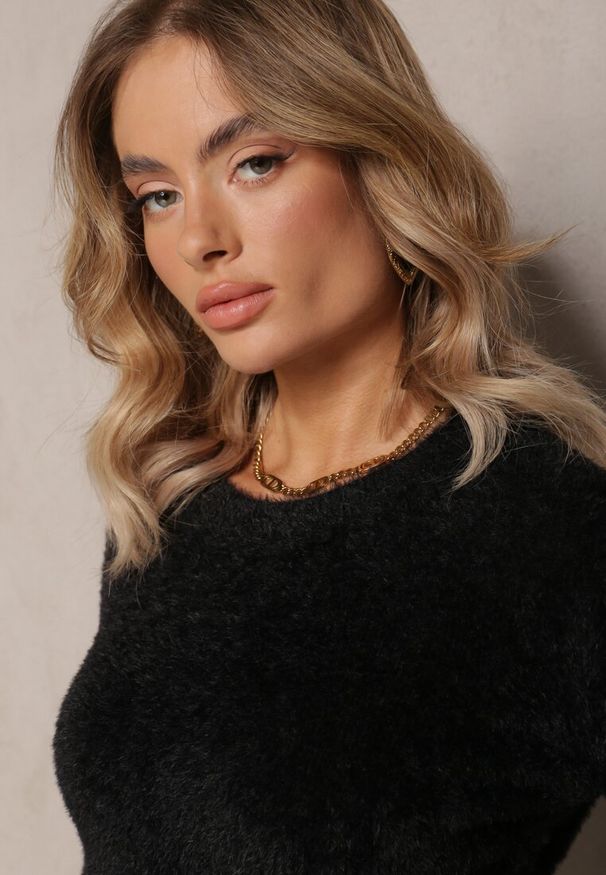 Renee - Czarny Puchaty Sweter o Krótkim Kroju Darilin. Kolor: czarny. Materiał: dzianina. Długość: krótkie