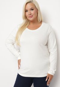 Born2be - Biała Klasyczna Bluzka Bawełniana Longsleeve Reriella. Okazja: na spotkanie biznesowe. Kolor: biały. Materiał: bawełna. Długość rękawa: długi rękaw. Długość: długie. Styl: klasyczny