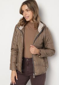Born2be - Brązowa Casualowa Kurtka z Kapturem i Ozdobnymi Sznurkami Evialinae. Okazja: na co dzień. Typ kołnierza: kaptur. Kolor: brązowy. Materiał: poliester, jeans. Styl: casual