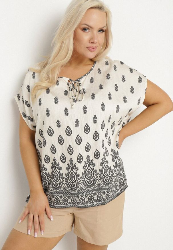 Born2be - Biało-Czarna Bluzka w Boho Wzór z Wiązaniem przy Dekolcie Jenalia. Kolor: czarny. Materiał: jeans, materiał. Styl: boho