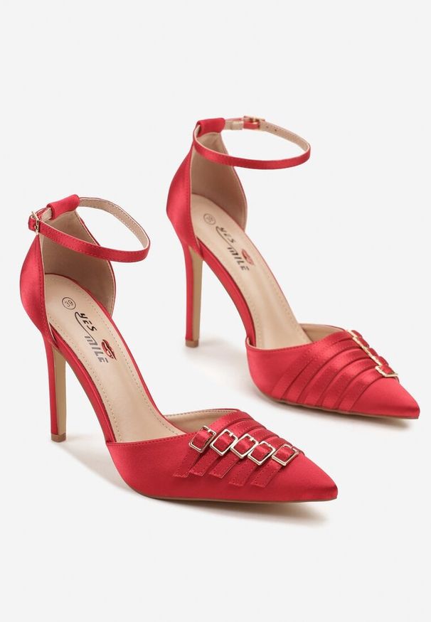 Renee - Czerwone Szpilki Satynowe Ozdobione Klamrami Liorlina. Zapięcie: klamry. Kolor: czerwony. Materiał: satyna. Wzór: aplikacja. Obcas: na szpilce. Styl: elegancki, klasyczny. Wysokość obcasa: średni