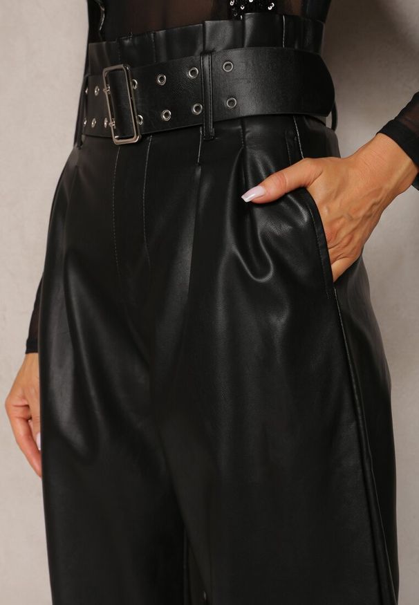 Renee - Czarne Szerokie Spodnie High Waist z Ekoskóry i Paskiem Phyphne. Stan: podwyższony. Kolor: czarny