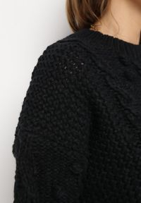 Born2be - Czarny Sweter z Wełną i Bawełną Ozdobiony Grubym Splotem Numike. Kolor: czarny. Materiał: bawełna, wełna. Wzór: ze splotem, aplikacja. Sezon: zima