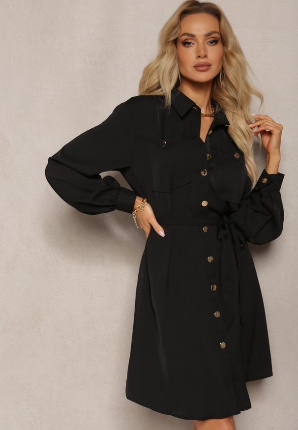 Renee - Czarna Sukienka o Koszulowym Fasonie Utility z Bufiastymi Rękawami Wiązana w Pasie Emianna. Okazja: na co dzień, na imprezę. Kolor: czarny. Typ sukienki: koszulowe. Styl: casual, elegancki