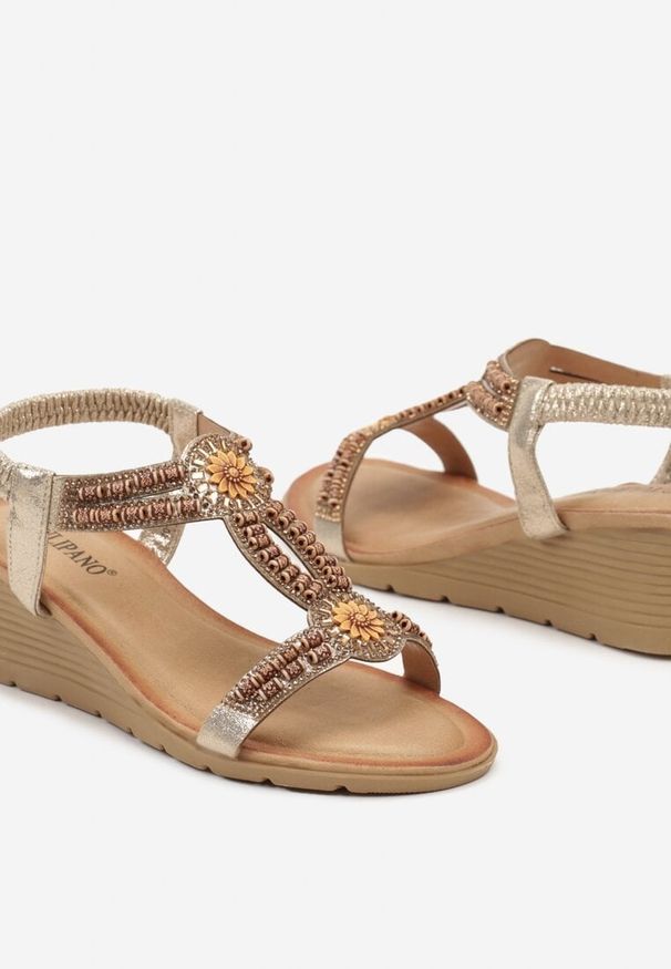 Born2be - Złote Sandały na Koturnie Stylizowanym na Drewniany z Cyrkoniami i Koralikami Elachase. Okazja: na co dzień. Kolor: złoty. Materiał: len, jedwab. Wzór: aplikacja. Obcas: na koturnie. Styl: casual, elegancki. Wysokość obcasa: średni