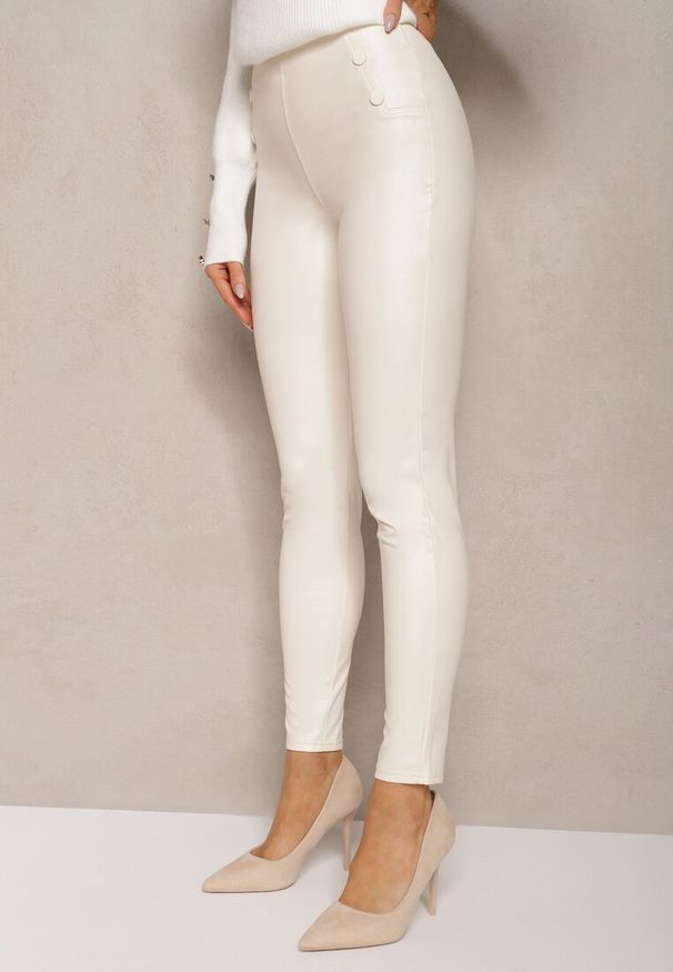 Renee - Białe Legginsy High Waist z Imitacji Skóry z Gumką w Pasie Ozdobione Guzikami Sinairis. Okazja: na spotkanie biznesowe. Stan: podwyższony. Kolor: biały. Materiał: skóra. Wzór: aplikacja. Styl: rockowy, klasyczny, biznesowy