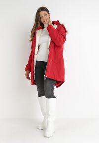 Born2be - Czerwona Kurtka Desoya. Kolekcja: plus size. Kolor: czerwony. Materiał: futro. Długość: długie #6