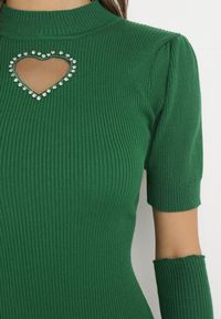 Born2be - Zielona Dzianinowa Sukienka z Wycięciem w Kształcie Serca i Długimi Rękawiczkami Ghim. Kolor: zielony. Materiał: dzianina. Długość rękawa: krótki rękaw. Typ sukienki: dopasowane. Długość: midi #4