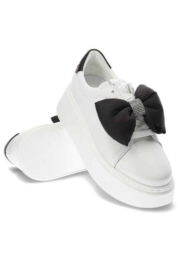 CheBello - Białe Sneakersy Chebello Modne Buty Damskie Z Kokardą. Kolor: biały. Materiał: skóra