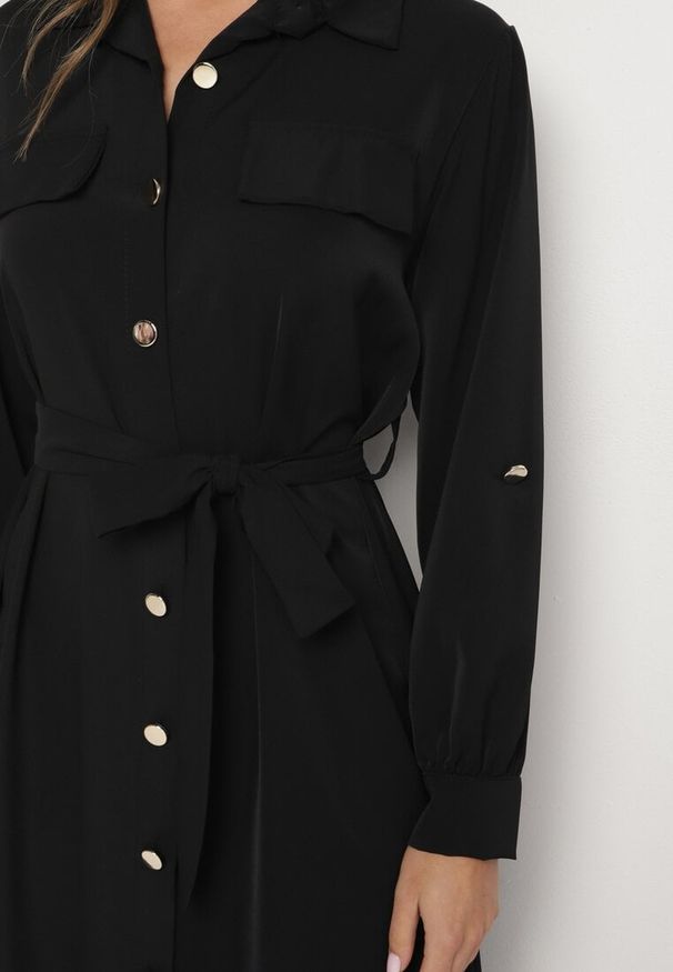 Born2be - Czarna Koszulowa Sukienka z Podpinanymi Rękawami i Dodatkowym Wiązanym Paskiem Ivandria. Okazja: na co dzień. Kolor: czarny. Typ sukienki: koszulowe. Styl: casual, klasyczny