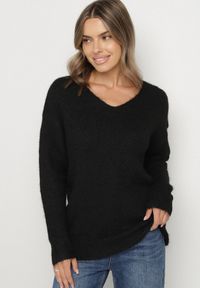 Born2be - Czarny Sweter z Dodatkiem Wełny i Dekoltem w Serek Estorea. Okazja: na co dzień. Typ kołnierza: dekolt w serek. Kolor: czarny. Materiał: wełna. Styl: casual, klasyczny, elegancki #3
