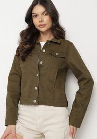 Born2be - Ciemnozielona Bawełniana Kurtka Jeansowa Zapinana na Metalowe Guziki Auratia. Okazja: na co dzień, na spacer. Kolor: zielony. Materiał: bawełna, jeans. Długość rękawa: długi rękaw. Długość: długie. Styl: klasyczny, casual #1