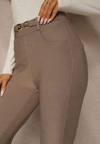 Renee - Beżowe Spodnie Dzwony High Waist w Eleganckim Stylu ze Sprzączką Tevanda. Stan: podwyższony. Kolor: beżowy. Materiał: koronka. Długość: krótkie. Styl: elegancki #3