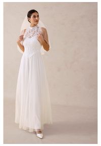 bonprix - Sukienka ślubna z tiulu z koronką. Okazja: na wesele, na ślub cywilny. Typ kołnierza: dekolt gorset, kołnierzyk stójkowy. Kolor: biały. Materiał: tiul, koronka. Wzór: koronka. Typ sukienki: gorsetowe #3