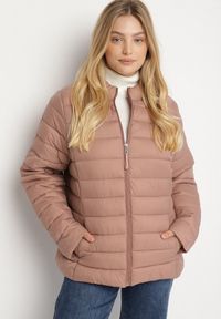 Born2be - Różowa Pikowana Kurtka o Prostym Kroju z Niską Stójką Zeniva. Okazja: na co dzień, na spacer. Typ kołnierza: kołnierzyk stójkowy. Kolekcja: plus size. Kolor: różowy. Materiał: dzianina, jeans. Styl: casual #1