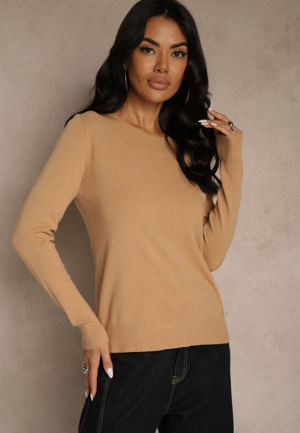 Renee - Ciemnobeżowy Gładki Sweter w Minimalistycznym Stylu Tevra. Okazja: na co dzień. Kolor: beżowy. Materiał: jeans. Wzór: gładki. Styl: klasyczny, casual