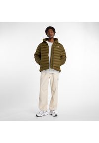 Kurtka zimowa męska New Balance MO53500WDL – zielona. Typ kołnierza: kaptur. Kolor: zielony. Materiał: poliester, puch. Wzór: aplikacja. Sezon: zima #3