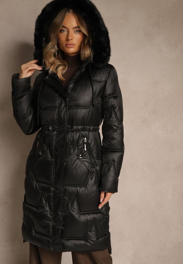 Renee - Czarna Długa Kurtka z Pikowanymi Przeszyciami i Kapturem Ściągana w Talii Galeatia. Okazja: na spacer, na co dzień. Kolor: czarny. Materiał: futro, poliester, jeans. Długość: długie. Styl: casual, elegancki