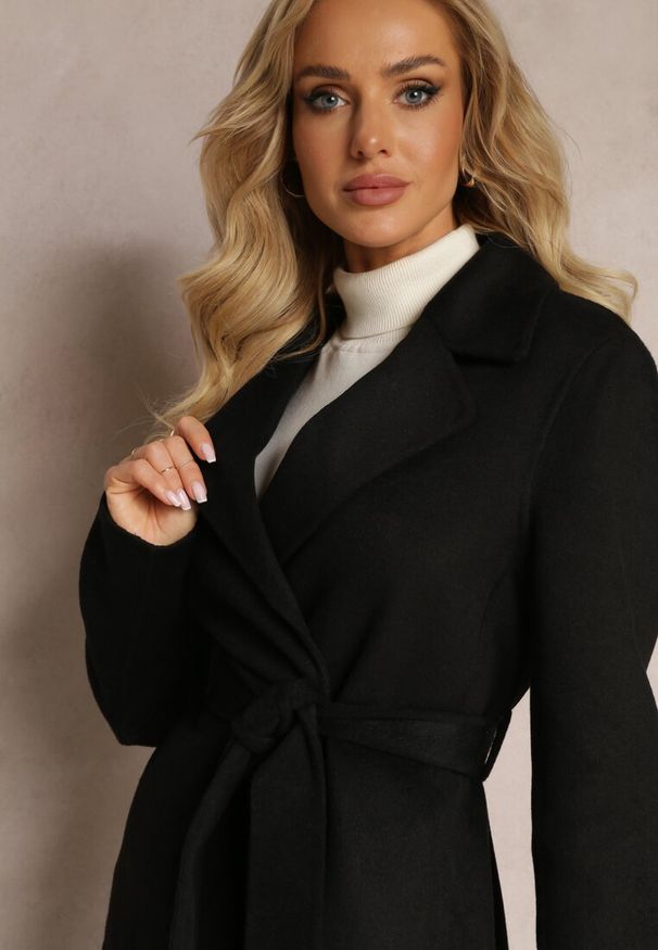 Renee - Czarny Gładki Płaszcz z Materiałowym Paskiem i Zapięciem na Napy Arkella. Kolor: czarny. Materiał: materiał. Wzór: gładki. Sezon: jesień, wiosna