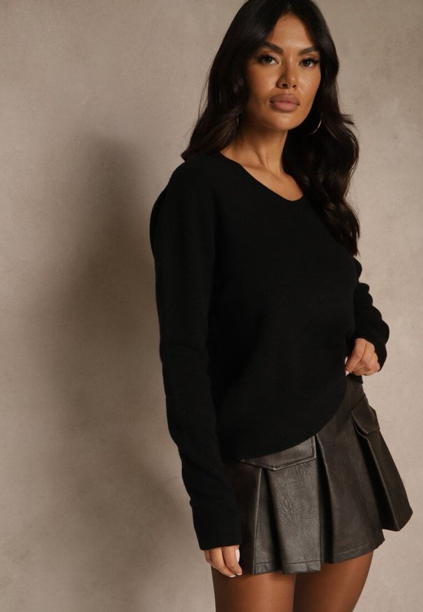 Renee - Czarny Sweter z Wełną i Wiskozą z Trójkątnym Dekoltem Kaitte. Okazja: na co dzień. Kolor: czarny. Materiał: wiskoza, wełna. Styl: elegancki, casual