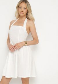 Born2be - Biała Bawełniana Sukienka Rozkloszowana na Szyję Kolaniela. Okazja: na co dzień. Kolor: biały. Materiał: bawełna. Sezon: wiosna. Typ sukienki: proste. Styl: casual, elegancki #3