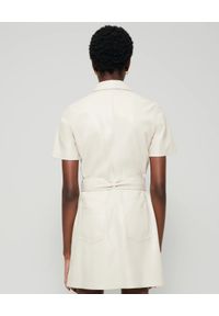 NANUSHKA - Sukienka z wegańskiej skóry Halli. Kolor: biały. Materiał: skóra. Typ sukienki: koszulowe. Długość: mini #2