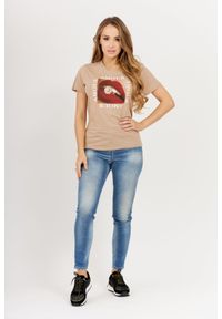 Guess - GUESS Beżowy t-shirt damski z nadrukiem amour, Rozmiar S. Kolor: beżowy. Materiał: bawełna. Wzór: nadruk