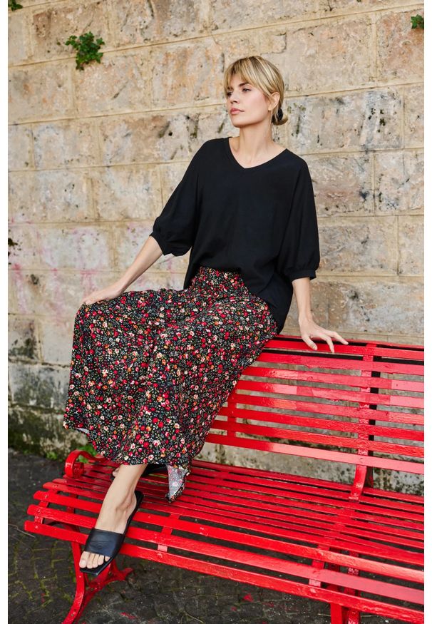 MOODO - Spódnica midi w kwiaty czarna. Kolor: czarny. Materiał: wiskoza. Wzór: kwiaty