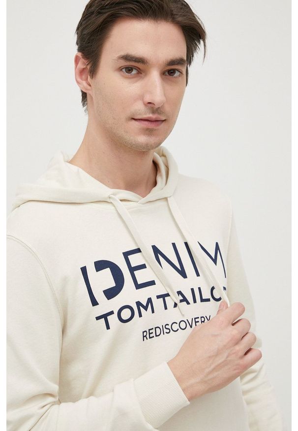 Tom Tailor Bluza bawełniana męska kolor beżowy z kapturem z nadrukiem. Okazja: na co dzień. Typ kołnierza: kaptur. Kolor: beżowy. Materiał: bawełna. Wzór: nadruk. Styl: casual