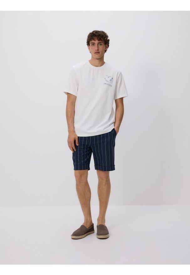 Reserved - Szorty regular z lnem - granatowy. Kolor: niebieski. Materiał: len