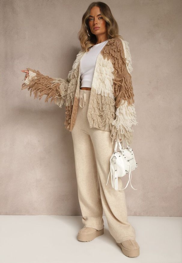 Renee - Beżowy Kardigan Bez Zapięć z Domieszką Wełny Zdobiony Imitacją Piór Lanitia. Okazja: na co dzień. Kolor: beżowy. Materiał: wełna. Wzór: aplikacja. Styl: casual