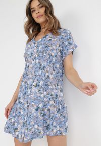 Born2be - Niebieska Sukienka Dianone. Kolor: niebieski. Długość rękawa: krótki rękaw. Wzór: nadruk, kolorowy, kwiaty. Sezon: lato. Długość: mini #1