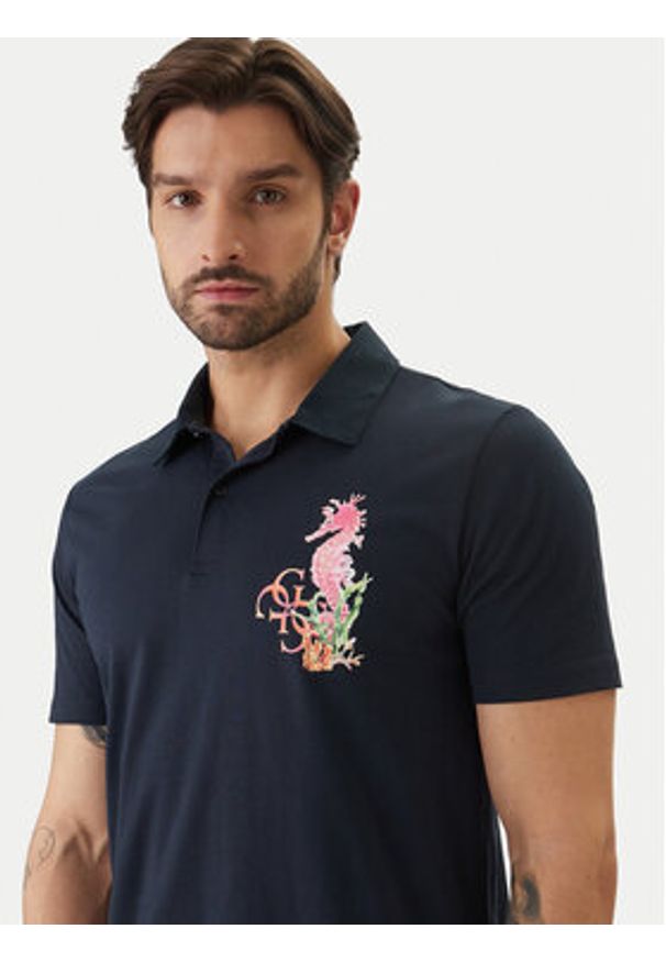 Guess Polo F6GP01 K8FQ4 Granatowy Regular Fit. Typ kołnierza: polo. Kolor: niebieski. Materiał: bawełna