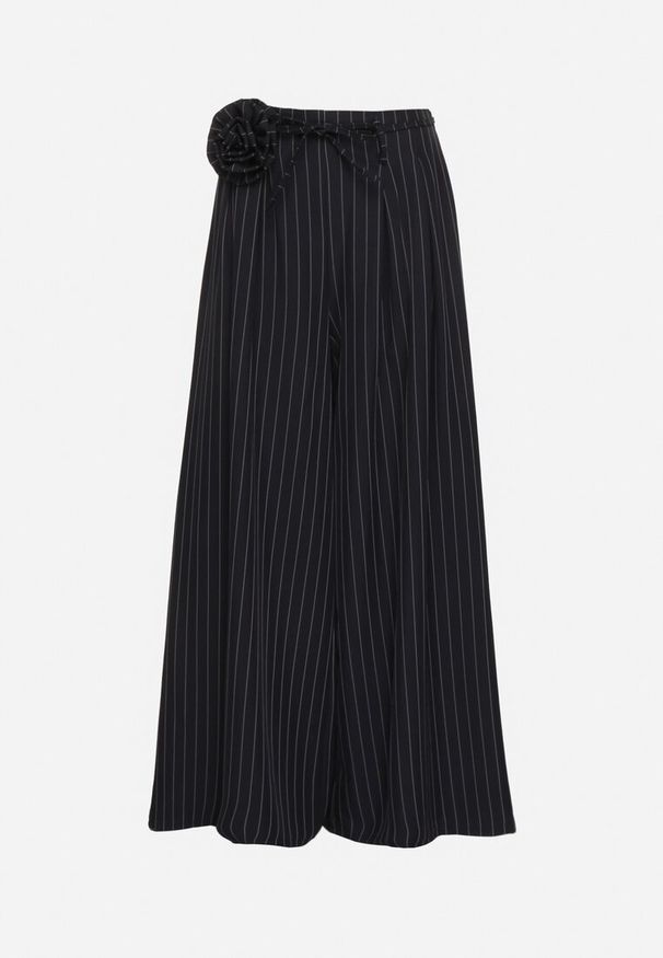 Born2be - Granatowe Spodnie o Kroju Palazzo z Wysokim Stanem i Kwiatową Broszką Folanta. Okazja: na co dzień, na spotkanie biznesowe. Stan: podwyższony. Kolor: niebieski. Wzór: kwiaty. Styl: casual, biznesowy, elegancki