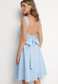 Born2be - Niebieska Sukienka Rozkloszowana z Ozdobną Kokardą na Plecach Sonarisea. Typ kołnierza: kokarda. Kolor: niebieski. Typ sukienki: rozkloszowane. Styl: klasyczny #6
