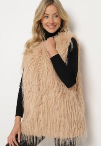 Born2be - Beżowa Kamizelka Futrzana ze Wsuwanymi Kieszeniami Venzira. Okazja: na co dzień. Kolor: beżowy. Materiał: futro. Wzór: aplikacja. Styl: casual, elegancki #7
