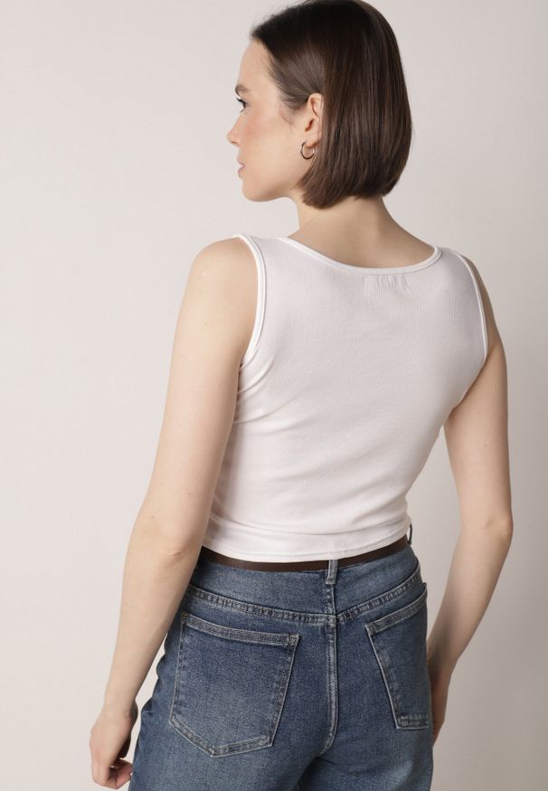 Born2be - Biały Prążkowany Top na Szerokich Ramiączkach z Bawełny Zdobiony Guzikami Bernella. Okazja: na spacer. Kolor: biały. Materiał: prążkowany, bawełna. Długość rękawa: na ramiączkach. Wzór: aplikacja. Sezon: zima, lato. Styl: elegancki