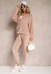 Renee - Jasnoróżowy Welurowy Komplet Dresowy 2-Częściowy z Bluzą z Kapturem i Spodniami Fiksena. Kolor: różowy. Materiał: dresówka, welur #5