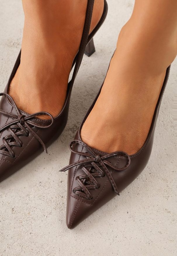 Renee - Brązowe Szpilki Slingback VICES Zdobione Gorsetowym Wiązaniem z Kokardą Azimuna. Okazja: na co dzień. Kolor: brązowy. Materiał: jeans, koronka. Wzór: aplikacja. Obcas: na szpilce. Styl: casual, elegancki