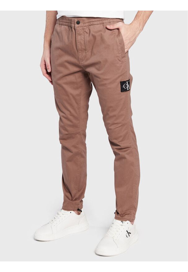 Calvin Klein Jeans Spodnie materiałowe J30J322041 Brązowy Regular Fit. Kolor: brązowy. Materiał: materiał, bawełna