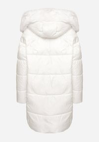 Born2be - Biała Pikowana Kurtka o Pudełkowym Kroju z Odpinanym Futerkiem i Ozdobnym Suwakiem Hedilina. Okazja: na spacer, na co dzień. Typ kołnierza: kaptur. Kolor: biały. Materiał: futro. Długość rękawa: długi rękaw. Długość: długie. Styl: casual, elegancki #6