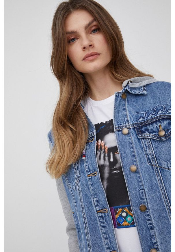 Desigual kurtka jeansowa damska przejściowa. Okazja: na co dzień. Typ kołnierza: kaptur. Kolor: niebieski. Materiał: jeans. Styl: casual