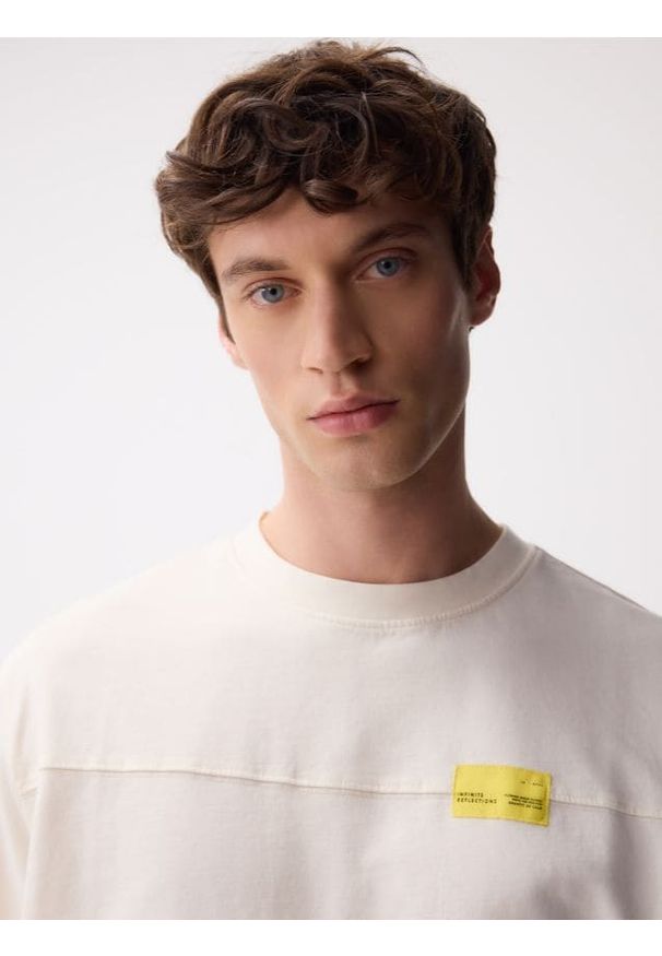 Reserved - T-shirt relaxed fit - złamana biel. Materiał: bawełna, dzianina