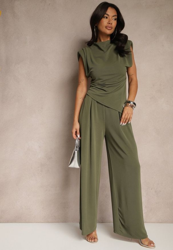 Renee - Ciemnozielony Komplet Bluzka z Poduszkami w Ramionach i Proste Spodnie z Gumką w Pasie Divanes. Kolor: zielony