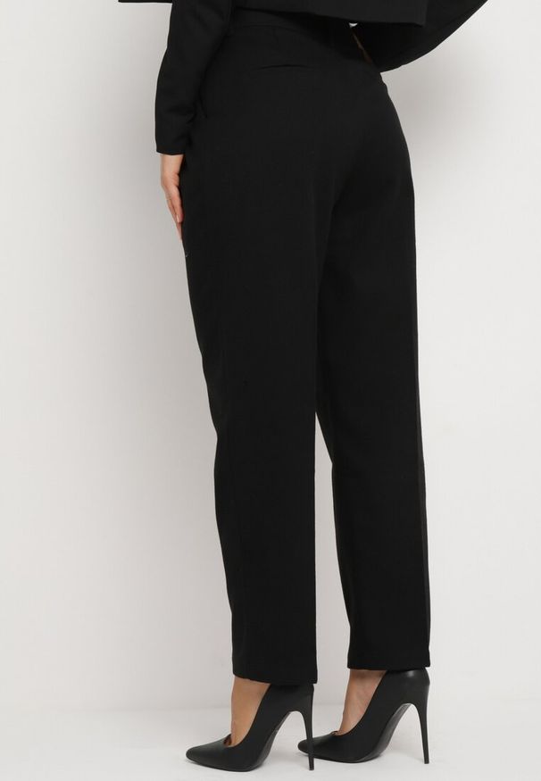 Born2be - Czarne Luźne Spodnie Garniturowe z Kieszeniami Vireal. Kolor: czarny. Styl: elegancki, klasyczny