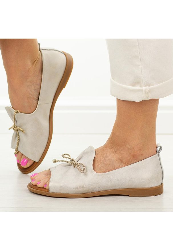 Złote skórzane płaskie sandały damskie Cambell 19388. Okazja: na co dzień. Kolor: złoty. Materiał: skóra. Sezon: wiosna, lato. Styl: casual, klasyczny, elegancki