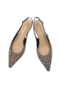Srebrne Czółenka Alma En Pena Eleganckie Buty Damskie Na Obcasie. Okazja: na imprezę. Nosek buta: szpiczasty. Zapięcie: pasek. Kolor: czarny. Wzór: aplikacja. Obcas: na obcasie. Styl: elegancki. Wysokość obcasa: średni