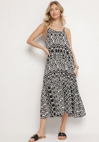 Born2be - Czarna Sukienka z Bawełny z Geometrycznym Motywem Koladiela. Okazja: na spacer. Kolor: czarny. Materiał: bawełna. Długość rękawa: na ramiączkach. Wzór: geometria. Sezon: lato #7